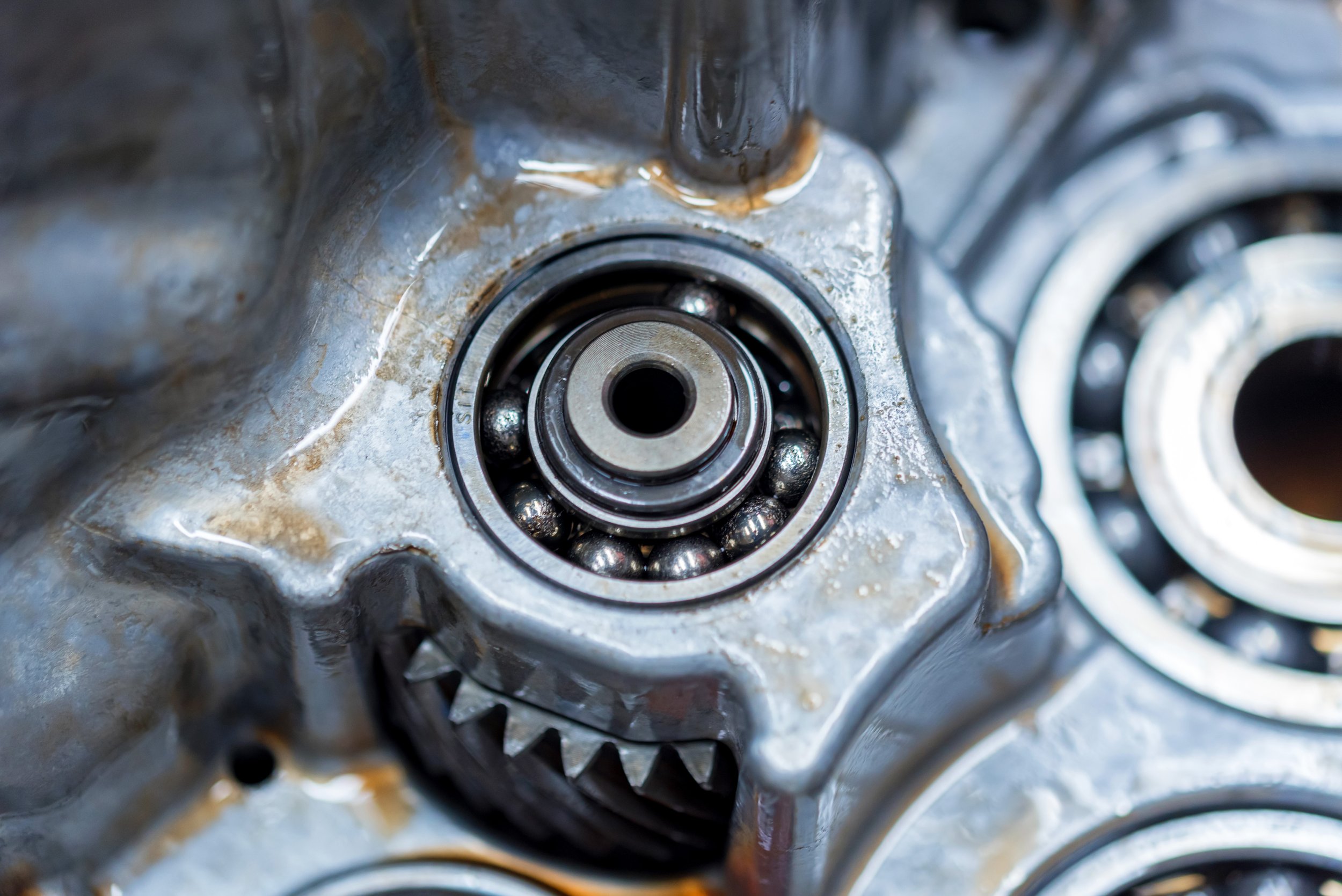 Metal surfaces at the bearing contact interface